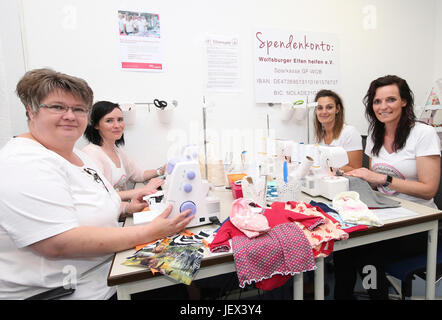 Wolfsburg, Allemagne. 14 Juin, 2017. Michael Jessica (de gauche à droite), Anna-Lena Behrens, Daniela Osadnik et Daniela Voss de la coudre des vêtements enfants elfes Wolfsburg à Wolfsburg, Allemagne, 14 juin 2017. Lorsque les parents pleurent la mort précoce d'un enfant ou la peur pour la vie d'un bébé, le 'Elfes Wolfsburg' sont là pour vous aider. Photo : Boris Baschin/dpa/Alamy Live News Banque D'Images