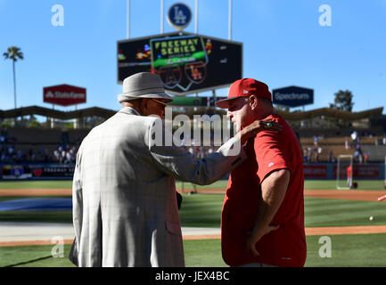 Los Angeles, Californie, USA. 27 Juin, 2014. Ancien Ruisseau Éviter Don Newcomb, à gauche, des entretiens avec le Los Angeles Angels manager Mike Scioscia avant un match au stade Dodger le mardi 27 juin, 2017 à Los Angeles. (Photo par Libby Cline, Pasadena Star-News/SCNG) Crédit : San Gabriel Valley Tribune/ZUMA/Alamy Fil Live News Banque D'Images