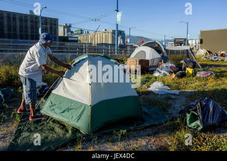 Vancouver, Colombie-Britannique, Canada. 27 Juin, 2017. La rue principale du camp de sans-abri se déplace à lot vacant entre Franklin et Powell Street, Vancouver, British Columbia, Canada. Crédit : Michael Wheatley/Alamy Live News Banque D'Images