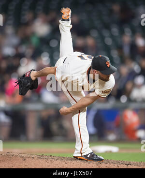 San Francisco, Californie, USA. 27 Juin, 2017. De baseball des Giants de San Francisco (61) Josh Osich tangage dans la dixième manche, lors d'un match de baseball MLB entre les Rockies du Colorado et les Giants de San Francisco à AT&T Park à San Francisco, Californie. Valerie Shoaps/CSM/Alamy Live News Banque D'Images