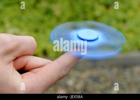 Osterode, Allemagne. 27 Juin, 2017. Un garçon joue avec la en ce moment, soi-disant populaires jouet anti-stress connu comme un 'fidget spinner", l'Allemagne, ville d'Osterode, 27. Juin 2017. Photo : Frank May (modèle) parution dans le monde d'utilisation |/dpa/Alamy Live News Banque D'Images