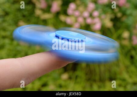 Osterode, Allemagne. 27 Juin, 2017. Un garçon joue avec la en ce moment, soi-disant populaires jouet anti-stress connu comme un 'fidget spinner", l'Allemagne, ville d'Osterode, 27. Juin 2017. Photo : Frank May (modèle) parution dans le monde d'utilisation |/dpa/Alamy Live News Banque D'Images