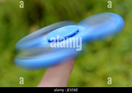 Osterode, Allemagne. 27 Juin, 2017. Un garçon joue avec la en ce moment, soi-disant populaires jouet anti-stress connu comme un 'fidget spinner", l'Allemagne, ville d'Osterode, 27. Juin 2017. Photo : Frank May (modèle) parution dans le monde d'utilisation |/dpa/Alamy Live News Banque D'Images