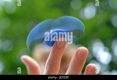 Osterode, Allemagne. 27 Juin, 2017. Un garçon joue avec la en ce moment, soi-disant populaires jouet anti-stress connu comme un 'fidget spinner", l'Allemagne, ville d'Osterode, 27. Juin 2017. Photo : Frank May (modèle) parution dans le monde d'utilisation |/dpa/Alamy Live News Banque D'Images