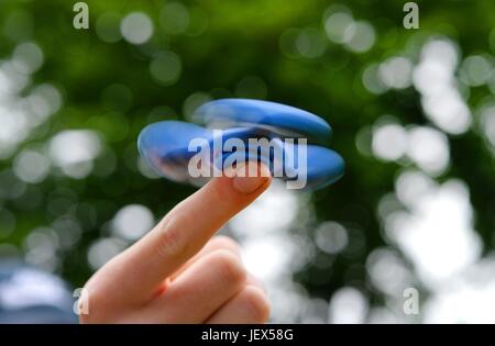 Osterode, Allemagne. 27 Juin, 2017. Un garçon joue avec la en ce moment, soi-disant populaires jouet anti-stress connu comme un 'fidget spinner", l'Allemagne, ville d'Osterode, 27. Juin 2017. Photo : Frank May (modèle) parution dans le monde d'utilisation |/dpa/Alamy Live News Banque D'Images