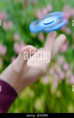 Osterode, Allemagne. 27 Juin, 2017. Un garçon joue avec la en ce moment, soi-disant populaires jouet anti-stress connu comme un 'fidget spinner", l'Allemagne, ville d'Osterode, 27. Juin 2017. Photo : Frank May (modèle) parution dans le monde d'utilisation |/dpa/Alamy Live News Banque D'Images