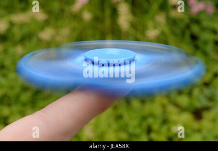 Osterode, Allemagne. 27 Juin, 2017. Un garçon joue avec la en ce moment, soi-disant populaires jouet anti-stress connu comme un 'fidget spinner", l'Allemagne, ville d'Osterode, 27. Juin 2017. Photo : Frank May (modèle) parution dans le monde d'utilisation |/dpa/Alamy Live News Banque D'Images