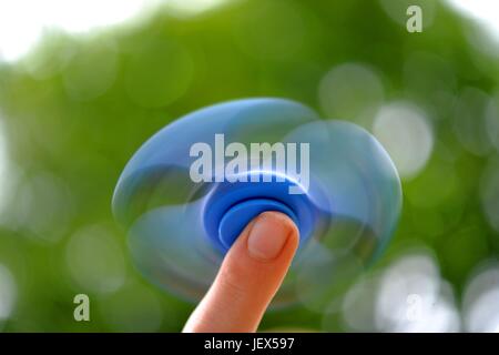 Osterode, Allemagne. 27 Juin, 2017. Un garçon joue avec la en ce moment, soi-disant populaires jouet anti-stress connu comme un 'fidget spinner", l'Allemagne, ville d'Osterode, 27. Juin 2017. Photo : Frank May (modèle) parution dans le monde d'utilisation |/dpa/Alamy Live News Banque D'Images