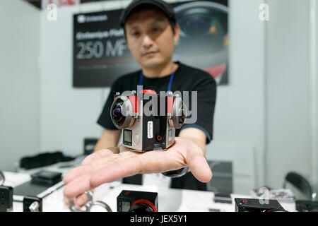 Tokyo, Japon. 28 Juin, 2017. Les verres de montre un exposant Entaniya sur Fisheye GoPro caméras CONTENU À TOKYO 2017 au Tokyo Big Sight, le 28 juin 2017, Tokyo, Japon. Les nouvelles technologies telles que l'Intelligence Artificielle (IA), la Réalité Virtuelle (RV) et la réalité augmentée (AR) sont introduits durant les trois jours du salon commercial où 1760 exposants de l'industrie du contenu de divertissement seront présents. Les organisateurs attendent que l'évènement va attirer quelque 63 000 visiteurs. Credit : Rodrigo Reyes Marin/AFLO/Alamy Live News Banque D'Images