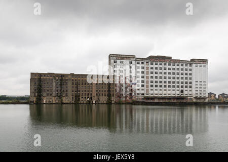 Royal Victoria Dock, Newham, London, UK. 28 juin 2017. Météo France, Nuageux le matin avec une fine bruine persiste à Londres Silvertown. La construction des usines de Millenium surplombe le Royal Victoria Dock et une redvelopment est prévue . Credit : WansfordPhoto/Alamy Live News Banque D'Images