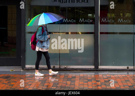 Jour de pluie pour les acheteurs à Preston, Lancashire, Royaume-Uni Météo. Juin 2017. Déluge dans la ville avec le temps non saisonnier au-dessus du quartier de détail. Les averses torrentielles compliquent les acheteurs qui luttent contre des averses lourdes et persistantes. Les prévisions sont pour la poursuite et souvent de fortes pluies se déplaçant lentement vers le nord. Banque D'Images