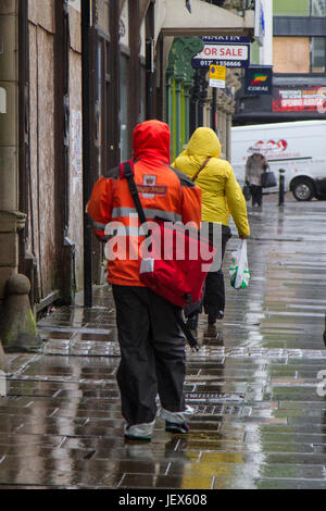 Preston, Lancashire, UK Weather. 28 Juin, 2017. Deluge dans la ville avec unseasonal conditions météo de la district de détail. Des pluies torrentielles font qu'il est difficile pour les clients qui sont aux prises avec de lourdes et persistantes d'une douche. La prévision est permanente et souvent de fortes pluies déplaçant lentement vers le nord. /AlamyLiveNews MediaWorldImages crédit ; Banque D'Images