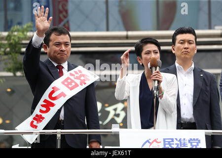 Tokyo, Japon. 28 Juin, 2017. Renho (2e R), chef du principal parti d'opposition du Japon Parti démocratique offre un discours de campagne pour son parti candidat Hiroki Hamada pour la prochaine élection de l'assemblée métropolitaine de Tokyo à Tokyo, le mercredi 28 juin, 2017. Credit : Yoshio Tsunoda/AFLO/Alamy Live News Banque D'Images