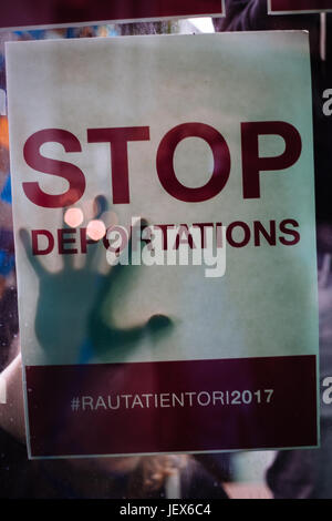 Vanda, Finlande. 27 Juin, 2017. Le 27 juin, les demandeurs d'asile et des activistes finlandais ont organisé une manifestation à l'aéroport de Vantaa. L'objectif était d'empêcher l'expulsion de demandeurs d'asile irakiens. La démonstration est resté pendant 3 heures. L'avion pour l'Iraq a quitté sans que personne offboarding (ce qui signifie que l'expulsion a été effectuée) Crédit : Alexander Popkov/Alamy Live News Banque D'Images