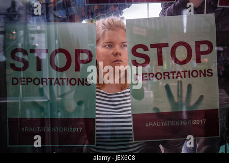 Vanda, Finlande. 27 Juin, 2017. Le 27 juin, les demandeurs d'asile et des activistes finlandais ont organisé une manifestation à l'aéroport de Vantaa. L'objectif était d'empêcher l'expulsion de demandeurs d'asile irakiens. La démonstration est resté pendant 3 heures. L'avion pour l'Iraq a quitté sans que personne offboarding (ce qui signifie que l'expulsion a été effectuée) Crédit : Alexander Popkov/Alamy Live News Banque D'Images