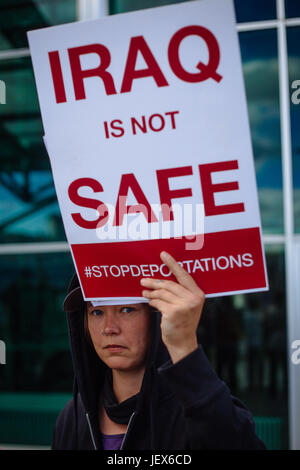 Vanda, Finlande. 27 Juin, 2017. Le 27 juin, les demandeurs d'asile et des activistes finlandais ont organisé une manifestation à l'aéroport de Vantaa. L'objectif était d'empêcher l'expulsion de demandeurs d'asile irakiens. La démonstration est resté pendant 3 heures. L'avion pour l'Iraq a quitté sans que personne offboarding (ce qui signifie que l'expulsion a été effectuée) Crédit : Alexander Popkov/Alamy Live News Banque D'Images