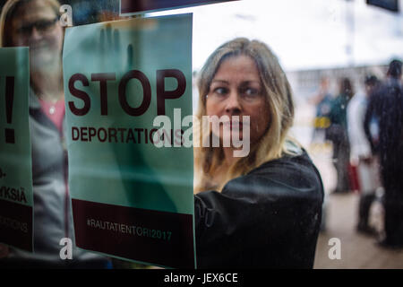 Vanda, Finlande. 27 Juin, 2017. Le 27 juin, les demandeurs d'asile et des activistes finlandais ont organisé une manifestation à l'aéroport de Vantaa. L'objectif était d'empêcher l'expulsion de demandeurs d'asile irakiens. La démonstration est resté pendant 3 heures. L'avion pour l'Iraq a quitté sans que personne offboarding (ce qui signifie que l'expulsion a été effectuée) Crédit : Alexander Popkov/Alamy Live News Banque D'Images