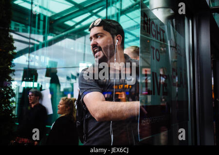 Vanda, Finlande. 27 Juin, 2017. Le 27 juin, les demandeurs d'asile et des activistes finlandais ont organisé une manifestation à l'aéroport de Vantaa. L'objectif était d'empêcher l'expulsion de demandeurs d'asile irakiens. La démonstration est resté pendant 3 heures. L'avion pour l'Iraq a quitté sans que personne offboarding (ce qui signifie que l'expulsion a été effectuée) Crédit : Alexander Popkov/Alamy Live News Banque D'Images