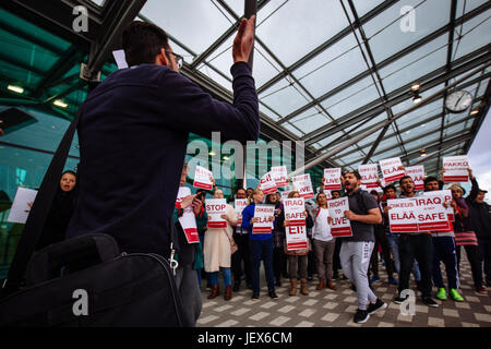 Vanda, Finlande. 27 Juin, 2017. Le 27 juin, les demandeurs d'asile et des activistes finlandais ont organisé une manifestation à l'aéroport de Vantaa. L'objectif était d'empêcher l'expulsion de demandeurs d'asile irakiens. La démonstration est resté pendant 3 heures. L'avion pour l'Iraq a quitté sans que personne offboarding (ce qui signifie que l'expulsion a été effectuée) Crédit : Alexander Popkov/Alamy Live News Banque D'Images