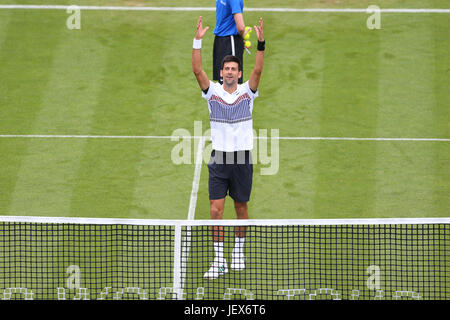 Eastbourne, Royaume-Uni. 28 Juin, 2017. Novak Djokovic la Serbie de célèbre après avoir battu Vasek Pospisil du Canada au cours de la quatrième journée de l'Aegon Eastbourne International le 28 juin 2017 à Eastbourne, Angleterre Crédit : Paul Terry Photo/Alamy Live News Banque D'Images