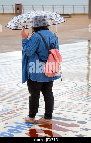 Blackpool, Lancashire, Royaume-Uni. Météo britannique. 28 Juin, 2017. De fortes pluies dans la ville avec unseasonal sur Tour météo pointe et la promenade. Des pluies torrentielles font qu'il est difficile pour les touristes. La prévision est de poursuivre et de fortes pluies persistantes souvent lentement vers le nord. /AlamyLiveNews MediaWorldImages crédit ; Banque D'Images