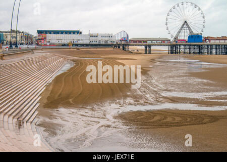 Blackpool, Lancashire, Royaume-Uni. Météo britannique. 28 Juin, 2017. De fortes pluies dans la ville avec unseasonal sur Tour météo pointe et la promenade. Des pluies torrentielles font qu'il est difficile pour les touristes. La prévision est de poursuivre et de fortes pluies persistantes souvent lentement vers le nord. /AlamyLiveNews MediaWorldImages crédit ; Banque D'Images