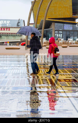 Blackpool, Lancashire, Royaume-Uni. Météo britannique. 28 Juin, 2017. De fortes pluies dans la ville avec l'onu-saison sur la pointe de la tour et de la promenade. Comme aux pluies diluviennes rendent difficile pour les touristes turcs d'apprécier les charmes de la Comédie tapis. La prévision est de poursuivre et de fortes pluies persistantes souvent lentement vers le nord. /AlamyLiveNews MediaWorldImages crédit ; Banque D'Images