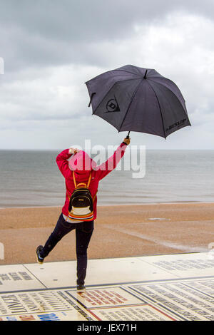 Blackpool, Lancashire, Royaume-Uni. Météo britannique. 28 Juin, 2017. De fortes pluies dans la ville avec l'onu-saison sur la pointe de la tour et de la promenade. Comme aux pluies diluviennes rendent difficile pour les touristes turcs d'apprécier les charmes de la Comédie tapis. La prévision est de poursuivre et de fortes pluies persistantes souvent lentement vers le nord. /AlamyLiveNews MediaWorldImages crédit ; Banque D'Images