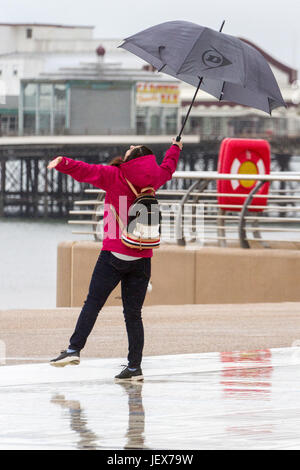 Blackpool, Lancashire. 28 juin 2017. Météo britannique. Les touristes face forte pluie diluviennes sur leur journée dans la station balnéaire de Blackpool, Lancashire. Avertissements météorologiques ont été émis tant de foyers de forte pluie continuera à l'Ecosse et en particulier dans le nord-ouest de l'Angleterre durant la matinée, et la pluie auront une incidence sur la plupart de l'UK par l'après-midi. Credit : Cernan Elias/Alamy Live News Banque D'Images