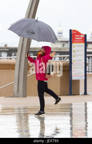 Blackpool, Lancashire. 28 juin 2017. Météo britannique. Les touristes face forte pluie diluviennes sur leur journée dans la station balnéaire de Blackpool, Lancashire. Avertissements météorologiques ont été émis tant de foyers de forte pluie continuera à l'Ecosse et en particulier dans le nord-ouest de l'Angleterre durant la matinée, et la pluie auront une incidence sur la plupart de l'UK par l'après-midi. Credit : Cernan Elias/Alamy Live News Banque D'Images