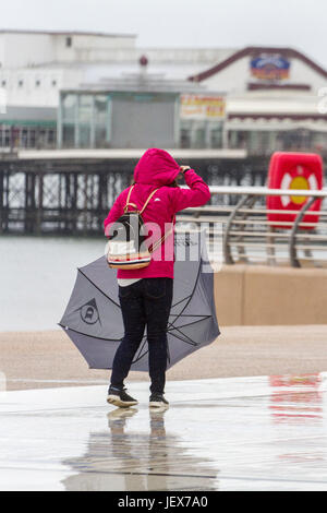 Blackpool, Lancashire. 28 juin 2017. Météo britannique. Les touristes face forte pluie diluviennes sur leur journée dans la station balnéaire de Blackpool, Lancashire. Avertissements météorologiques ont été émis tant de foyers de forte pluie continuera à l'Ecosse et en particulier dans le nord-ouest de l'Angleterre durant la matinée, et la pluie auront une incidence sur la plupart de l'UK par l'après-midi. Credit : Cernan Elias/Alamy Live News Banque D'Images