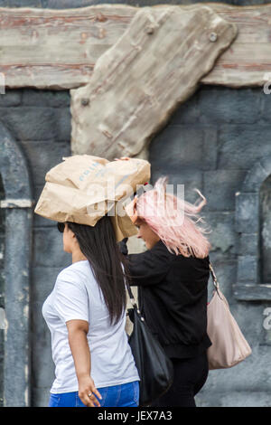 Blackpool, Lancashire. 28 juin 2017. Météo britannique. Les touristes face forte pluie diluviennes sur leur journée dans la station balnéaire de Blackpool, Lancashire. Avertissements météorologiques ont été émis tant de foyers de forte pluie continuera à l'Ecosse et en particulier dans le nord-ouest de l'Angleterre durant la matinée, et la pluie auront une incidence sur la plupart de l'UK par l'après-midi. Credit : Cernan Elias/Alamy Live News Banque D'Images