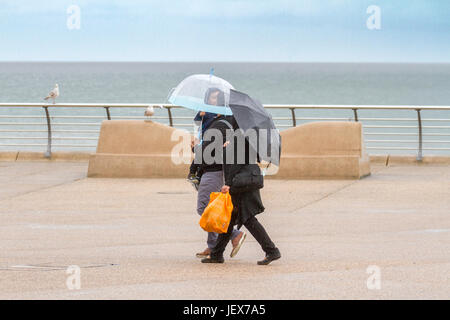 Blackpool, Lancashire. 28 juin 2017. Météo britannique. Les touristes face forte pluie diluviennes sur leur journée dans la station balnéaire de Blackpool, Lancashire. Avertissements météorologiques ont été émis tant de foyers de forte pluie continuera à l'Ecosse et en particulier dans le nord-ouest de l'Angleterre durant la matinée, et la pluie auront une incidence sur la plupart de l'UK par l'après-midi. Credit : Cernan Elias/Alamy Live News Banque D'Images