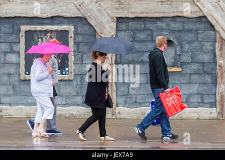 Blackpool, Lancashire. 28 juin 2017. Météo britannique. Les touristes face forte pluie diluviennes sur leur journée dans la station balnéaire de Blackpool, Lancashire. Avertissements météorologiques ont été émis tant de foyers de forte pluie continuera à l'Ecosse et en particulier dans le nord-ouest de l'Angleterre durant la matinée, et la pluie auront une incidence sur la plupart de l'UK par l'après-midi. Credit : Cernan Elias/Alamy Live News Banque D'Images