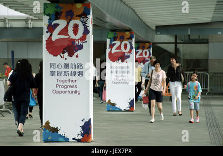 Hong Kong, Chine. 27 Juin, 2017. Les gens à pied passé affiches soulignant le 20e anniversaire de la déclaration de Hong Kong à la patrie en amirauté de Hong Kong, Chine du sud, le 27 juin 2017. Credit : Hou Dongtao/Xinhua/Alamy Live News Banque D'Images