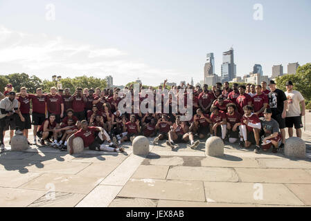 Philadelphie, Pennsylvanie, USA. 28 Juin, 2017. En préparation de la saison de football 2017 l'équipe de football de Temple Owls suivre l'exemple de la plus célèbre champion de Philadelphie, boxeur Rocky Balboa, en intégrant la gestion de l'Art Museum étapes en une séance d'entraînement à l'Art Museum de Philadelphie Philadelphie PA Credit : Ricky Fitchett/ZUMA/Alamy Fil Live News Banque D'Images