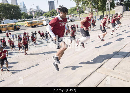 Philadelphie, Pennsylvanie, USA. 28 Juin, 2017. En préparation de la saison de football 2017 l'équipe de football de Temple Owls suivre l'exemple de la plus célèbre champion de Philadelphie, boxeur Rocky Balboa, en intégrant la gestion de l'Art Museum étapes en une séance d'entraînement à la Philadelphia Art Museum. Credit : Ricky Fitchett/ZUMA/Alamy Fil Live News Banque D'Images