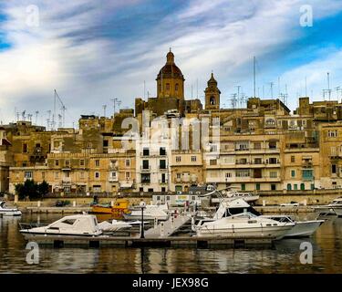 La Valette, Malte. 27 Sep, 2004. Le dôme et le clocher de Notre Dame de l'Annonciation (l'église de Saint Dominique) s'élever au-dessus de l'embarcation de plaisance accosté à Vittoriosa à Birgu, l'un des 'Trois Villes'' de l'intérieur de Grand Harbour, sur le côté sud de La Valette, Malte. Malte est une destination touristique populaire international Crédit : Arnold Drapkin/ZUMA/Alamy Fil Live News Banque D'Images