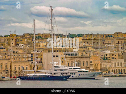 La Valette, Malte. 27 Sep, 2004. Yachts de luxe sont arrimés de Vittoriosa à Birgu, l'un des 'Trois Villes'' de l'intérieur de Grand Harbour, sur le côté sud de La Valette, Malte. Malte est une destination touristique populaire international Crédit : Arnold Drapkin/ZUMA/Alamy Fil Live News Banque D'Images