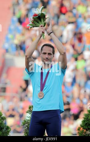 Ostrava, République tchèque. 28 Juin, 2017. Lanceur de javelot tchèque Vitezslav Vesely réagit avec la médaille de bronze des Jeux Olympiques de 2012 à Londres lors de la cérémonie d'ouverture au sein de la Golden Spike Ostrava réunion d'athlétisme d'Ostrava, République tchèque, le 28 juin 2017. Dans la finale à Londres, Vesely a pris la quatrième place, mais déplacé vers le podium après la disqualification de l'Ukrainien Oleksandr Pjatnycja d'argent, qui a été reconnu coupable de dopage dans le dos à l'essai. Crédit : Petr Sznapka/CTK Photo/Alamy Live News Banque D'Images