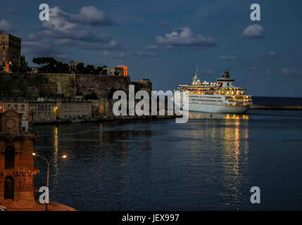 La Valette, Malte. 27 Sep, 2004. Éclairé la nuit un luxueux bateau de croisière quitte le grand port de la Villetta, Malte, une populaire destination touristique internationale. Credit : Arnold Drapkin/ZUMA/Alamy Fil Live News Banque D'Images