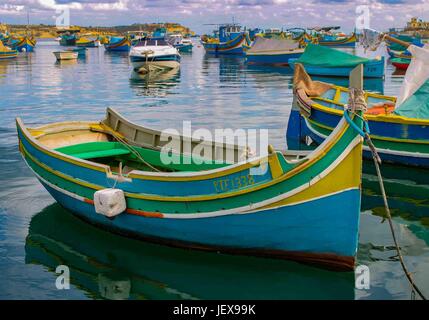 Marsaxlokk, Malte. 27 Sep, 2004. Ancré dans la baie de Marsaxlokk, bateaux de pêche aux couleurs vives sont appelés luzzus. Ils sont traditionnels dans ce village de pêcheurs pittoresque dans la région sud-est de l'île de Malte qui est devenue une destination touristique internationale. Les touristes visitent la ville pour le pittoresque des photos. Credit : Arnold Drapkin/ZUMA/Alamy Fil Live News Banque D'Images
