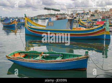 Marsaxlokk, Malte. 27 Sep, 2004. Ancré dans la baie de Marsaxlokk, bateaux de pêche aux couleurs vives sont appelés luzzus. Ils sont traditionnels dans ce village de pêcheurs pittoresque dans la région sud-est de l'île de Malte qui est devenue une destination touristique internationale. Les touristes visitent la ville pour le pittoresque des photos. Credit : Arnold Drapkin/ZUMA/Alamy Fil Live News Banque D'Images