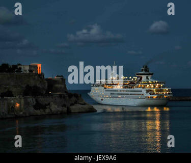 La Valette, Malte. 27 Sep, 2004. Éclairé la nuit un luxueux bateau de croisière quitte le grand port de la Villetta, Malte, une populaire destination touristique internationale. Credit : Arnold Drapkin/ZUMA/Alamy Fil Live News Banque D'Images