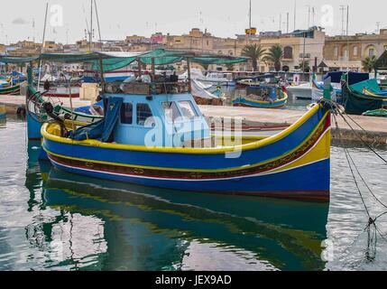 Marsaxlokk, Malte. 27 Sep, 2004. Ancré dans la baie de Marsaxlokk, bateaux de pêche aux couleurs vives sont appelés luzzus. Ils sont traditionnels dans ce village de pêcheurs pittoresque dans la région sud-est de l'île de Malte qui est devenue une destination touristique internationale. Les touristes visitent la ville pour le pittoresque des photos. Credit : Arnold Drapkin/ZUMA/Alamy Fil Live News Banque D'Images