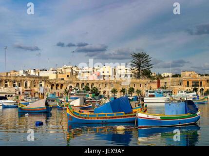 Marsaxlokk, Malte. 27 Sep, 2004. Ancré dans la baie de Marsaxlokk, bateaux de pêche aux couleurs vives sont appelés luzzus. Ils sont traditionnels dans ce village de pêcheurs pittoresque dans la région sud-est de l'île de Malte qui est devenue une destination touristique internationale. Les touristes visitent la ville pour le pittoresque des photos. Credit : Arnold Drapkin/ZUMA/Alamy Fil Live News Banque D'Images