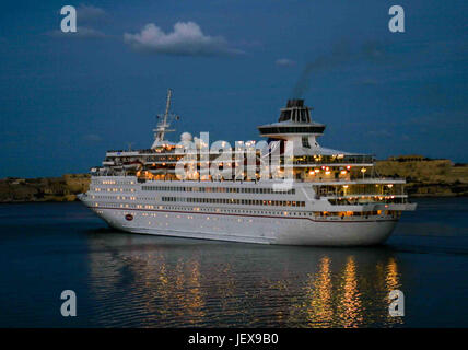 La Valette, Malte. 27 Sep, 2004. Éclairé la nuit un luxueux bateau de croisière quitte le grand port de la Villetta, Malte, une populaire destination touristique internationale. Credit : Arnold Drapkin/ZUMA/Alamy Fil Live News Banque D'Images