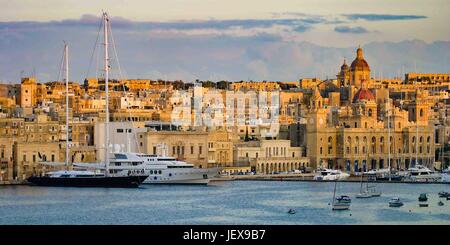 La Valette, Malte. 27 Sep, 2004. La fin de l'après-midi soleil brille sur le grand port intérieur, Vittoriosa, Birgu, et les yachts de luxe amarrés là. C'est l'une des "Trois Villes" sur le côté sud de La Valette, Malte, et une populaire destination touristique internationale. Credit : Arnold Drapkin/ZUMA/Alamy Fil Live News Banque D'Images