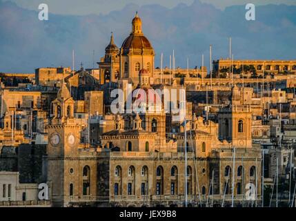 La Valette, Malte. 27 Sep, 2004. La fin de l'après-midi soleil brille sur Vittoriosa à Birgu, l'un des 'Trois Villes'' de l'intérieur de Grand Harbour, sur le côté sud de La Valette, Malte. Coupoles de l'église collégiale de St Laurent et de Notre Dame de l'Annonciation (l'église de Saint Dominique) montée derrière la tour de l'horloge du Grand Port de Plaisance. Malte est une destination touristique internationale. Credit : Arnold Drapkin/ZUMA/Alamy Fil Live News Banque D'Images