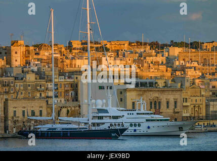 La Valette, Malte. 27 Sep, 2004. La fin de l'après-midi soleil brille sur le grand port intérieur, Vittoriosa, Birgu, et les yachts de luxe amarrés là. C'est l'une des "Trois Villes" sur le côté sud de La Valette, Malte, et une populaire destination touristique internationale. Credit : Arnold Drapkin/ZUMA/Alamy Fil Live News Banque D'Images